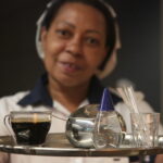 copeira servindo café