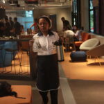 copeira servindo água e café